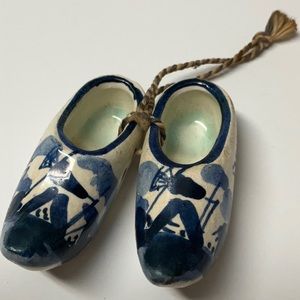 vtg DELFT Tiny Ceramic Little Decorative Shoes Holland Ornaments Off White Blue